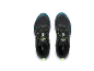 Une paire de chaussures de sport noires avec des détails verts et bleus, vue de dessus.