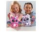 Deux filles souriantes tenant des jouets licorne en peluche colorés avec des cœurs lumineux.