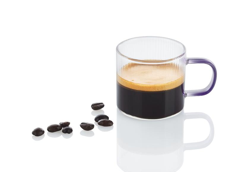 Une tasse d'espresso avec des grains de café.