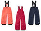 Trois paires de pantalons de ski pour enfants de différentes couleurs.