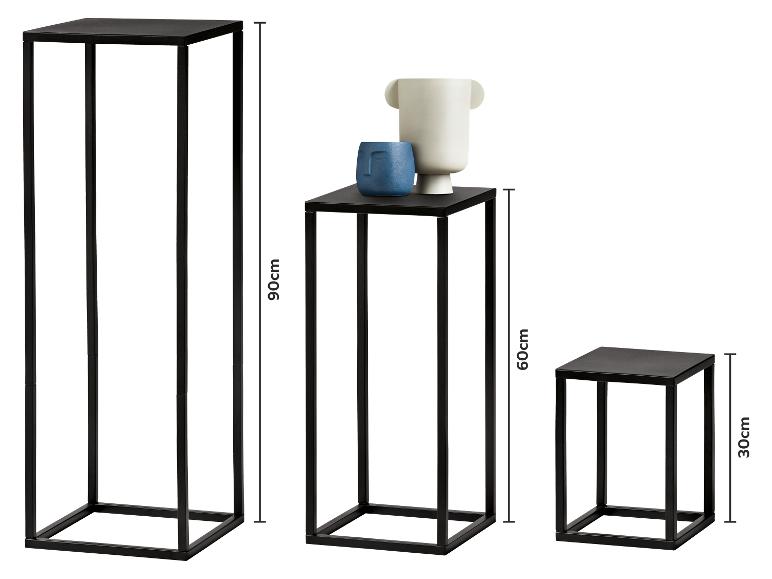 Ensemble de trois socles métalliques noirs de différentes hauteurs (90 cm, 60 cm, 30 cm) avec vases.