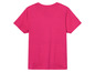 Un t-shirt rose à manches courtes.