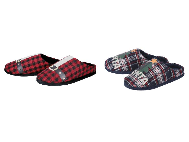 Deux paires de pantoufles de Noël: une avec un motif écossais rouge de Père Noël et une avec un motif écossais bleu de sapin de Noël.