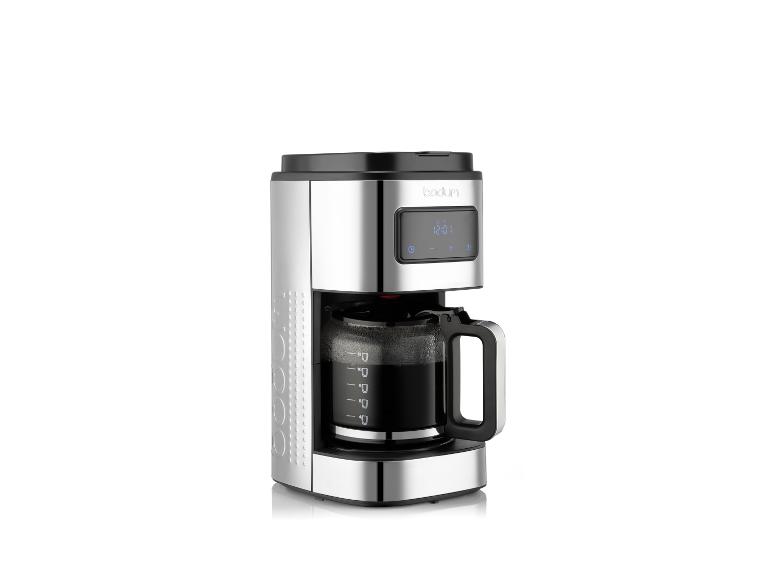 Cafetière argentée avec verseuse pleine de café et affichage numérique