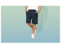 Un homme portant un short noir et des baskets blanches.