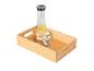 Une carafe en verre avec de la limonade et un verre d'eau sur un plateau en bois.