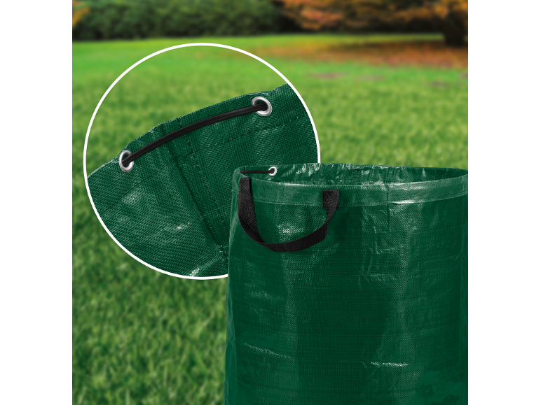 Sac vert pour déchets de jardin avec cordon de serrage et poignées, montré à l'extérieur sur l'herbe.