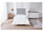 Une couette blanche de Livarno Living sur un lit dans une chambre à coucher.