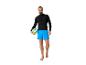 Homme en maillot de bain et rashguard tenant un ballon de volley.