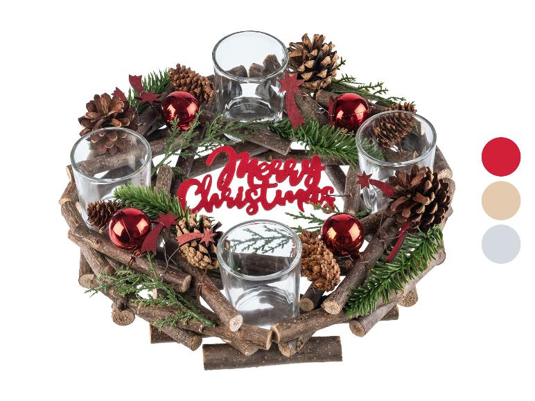 Couronne de l'Avent de Noël avec pommes de pin, ornements rouges et bougeoirs en verre