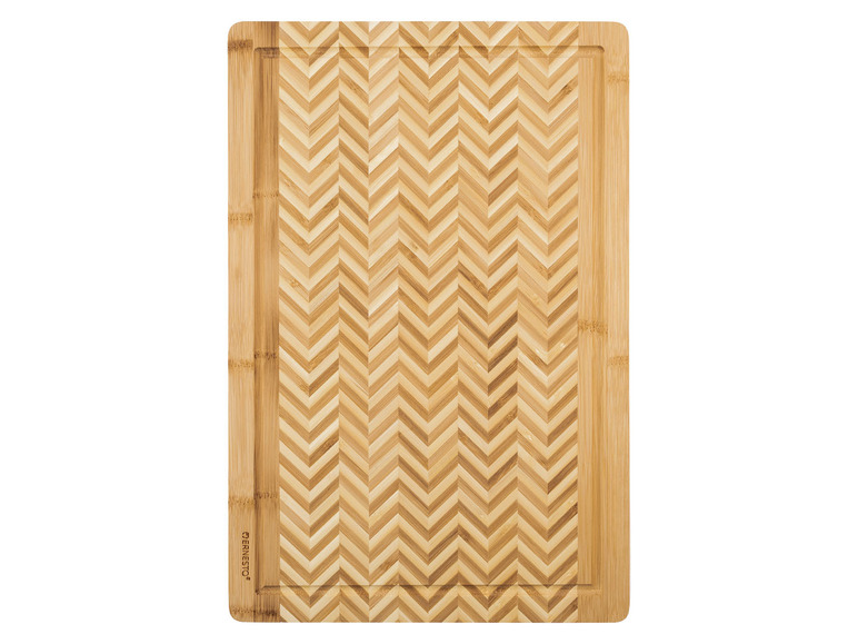 Une planche à découper en bambou avec un motif chevron.