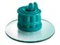 Un moule à pâtisserie en silicone vert Coox sur un dessous de plat en verre.