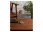Une lampe de table beige avec une lueur rouge sur une table en bois.
