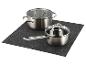 Deux casseroles en acier inoxydable avec couvercles en verre sur un tapis de protection gris.