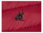 Gros plan sur une veste rouge avec un logo de cheval brodé.