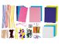Kit de bricolage avec chenilles colorées, feuilles de feutre, pompons, perles et autres accessoires.