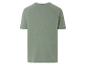 T-shirt vert olive à manches courtes.
