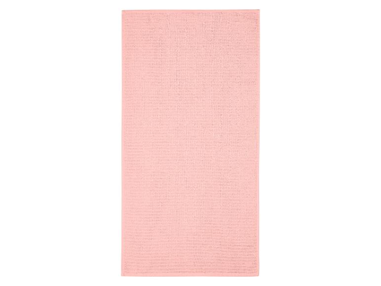 Serviette de bain rose clair avec texture horizontale