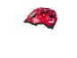 Un casque de vélo rouge à motif floral.