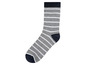 Une chaussette grise avec des rayures blanches.