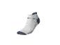 Chaussette de sport blanche avec des détails bleu foncé.