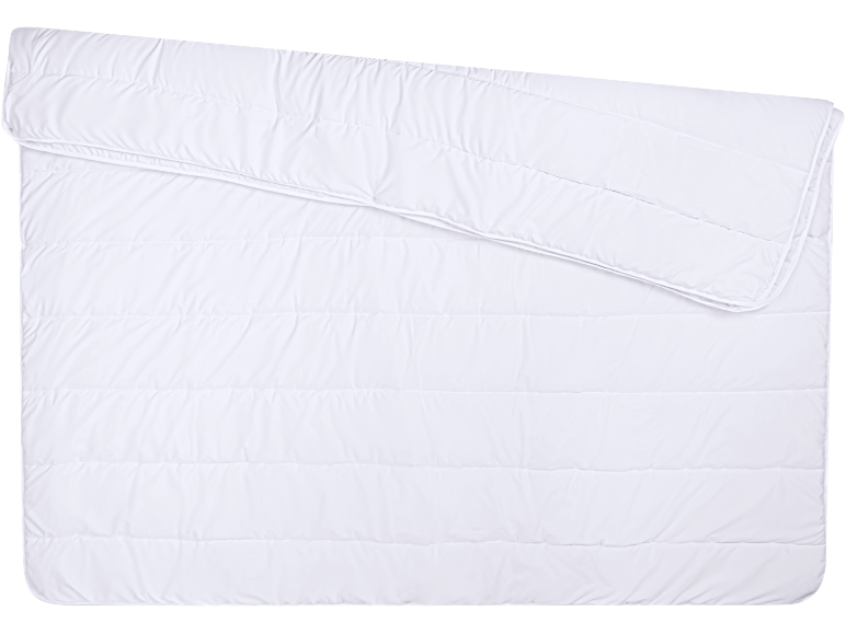 Couette blanche matelassée avec surpiqûres horizontales et passepoils.
