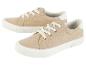 Deux paires de baskets beige en toile.