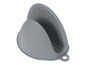 Une manique en silicone grise.
