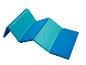 Un tapis de gymnastique pliable bleu et turquoise.