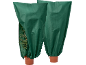 Deux housses de protection vertes pour plantes en pot.