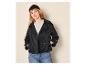 Femme en trench court noir, t-shirt gris, jean bleu et bonnet noir