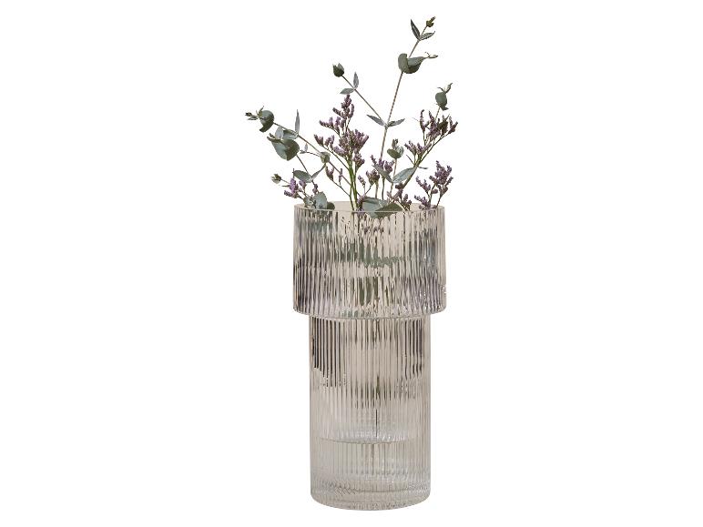 Vase en verre texturé avec des fleurs violettes et de l'eucalyptus.