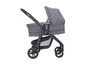 Une poussette Graco avec un panier de couchage gris à rayures.