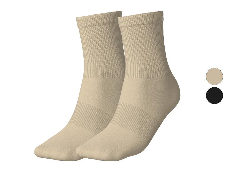 Deux paires de chaussettes beiges avec des détails côtelés et des options de couleur beige et noir.