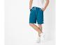 Shorts de survêtement bleus et baskets blanches.