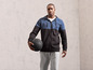 Un homme dans un sweat-shirt noir avec un ballon de médecine.
