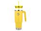 Mug thermique jaune avec anse et couvercle transparent avec paille.