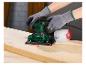 Personne gantée ponçant du bois avec une ponceuse orbitale Parkside verte et noire.