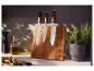 Couteaux de cuisine premium SILVERCREST® sur un bloc magnétique en bois à côté d'un pot d'herbes
