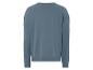 Un sweat-shirt bleu à manches longues.