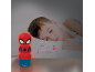 Veilleuse Lexibook Spider-Man avec des notes de musique à côté d'un enfant endormi.