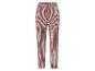 Un pantalon à carreaux rouges, noirs et roses.