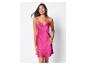 Une femme porte une chemise de nuit en satin rose avec de la dentelle.