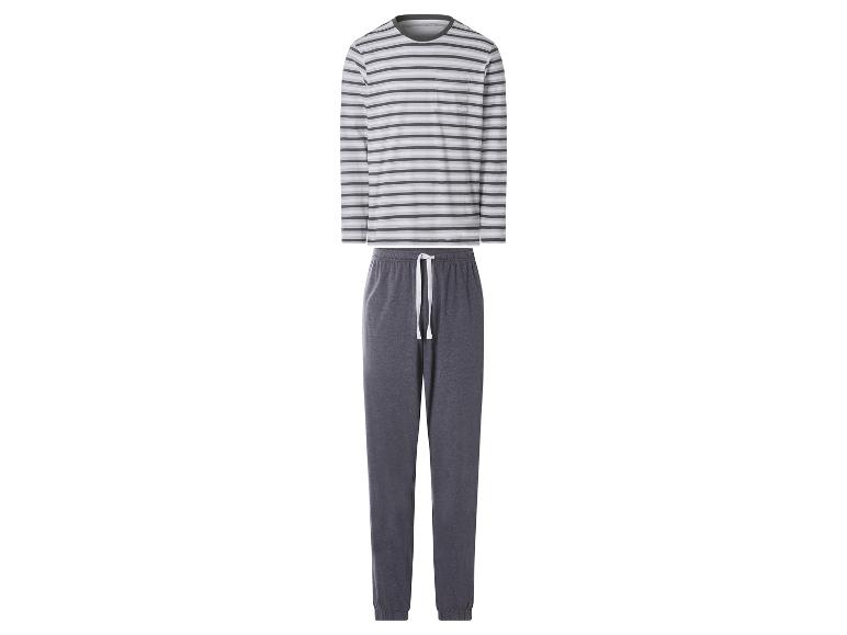 Haut à manches longues rayé et pantalon de jogging gris foncé.