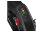 Détail d'un outil sans fil noir avec un interrupteur rouge et un indicateur de batterie.