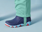 Bottes de pluie bleues avec une jambe de pantalon verte.