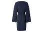 Une robe longue bleu foncé à manches longues.