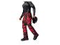Homme en pantalon de ski rouge et noir, tenant un casque.