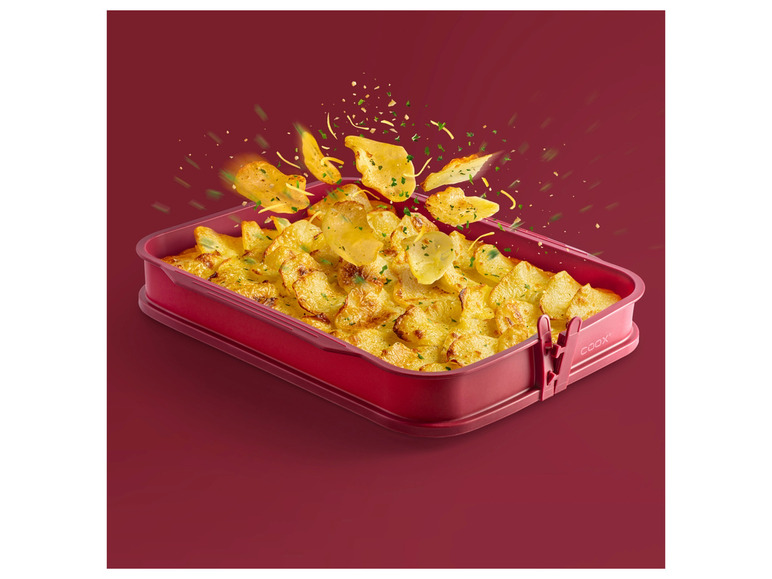 Pommes de terre rôties dans un plat à four rouge de Cook.