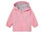 Une veste rose à capuche pour bébé.